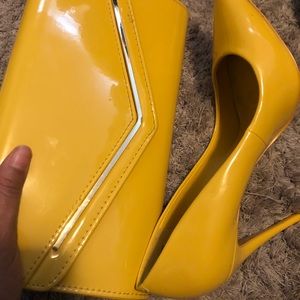 Matching shoes with the clutch